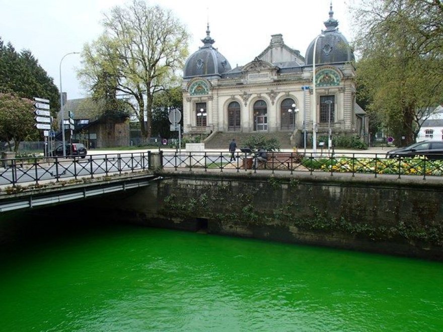 Francia, il fiume diventa verde fluorescente: la provocazione degli ambientalisti