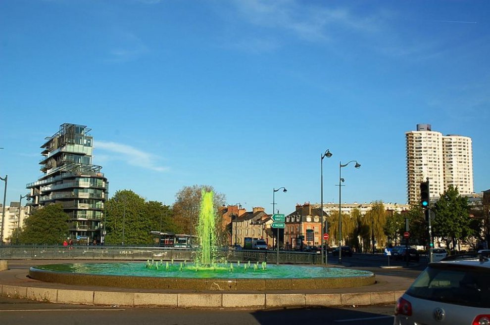Francia, il fiume diventa verde fluorescente: la provocazione degli ambientalisti