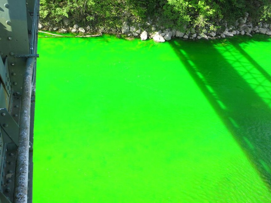 Francia, il fiume diventa verde fluorescente: la provocazione degli ambientalisti