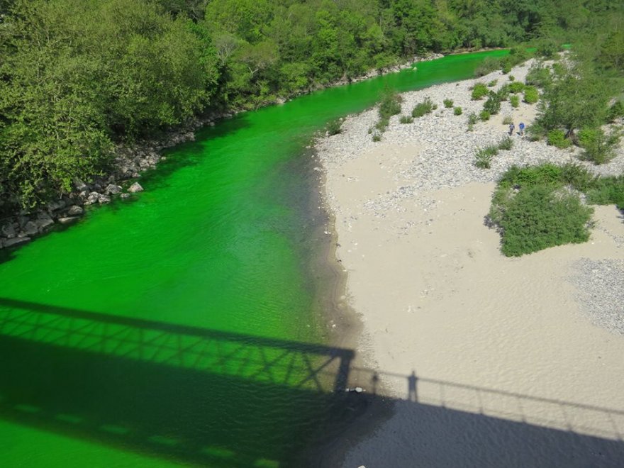 Francia, il fiume diventa verde fluorescente: la provocazione degli ambientalisti
