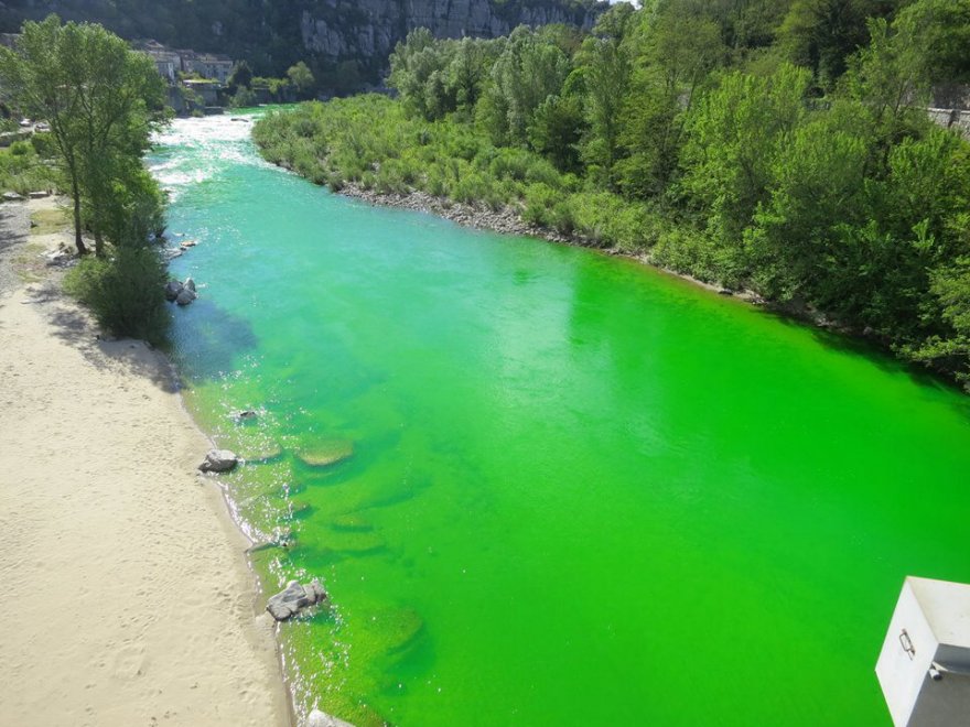Francia, il fiume diventa verde fluorescente: la provocazione degli ambientalisti