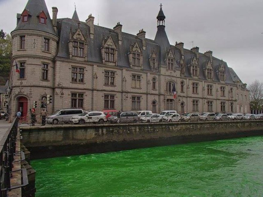 Francia, il fiume diventa verde fluorescente: la provocazione degli ambientalisti