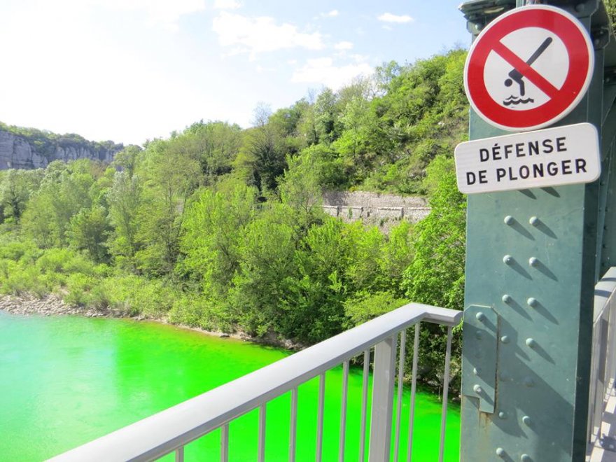 Francia, il fiume diventa verde fluorescente: la provocazione degli ambientalisti