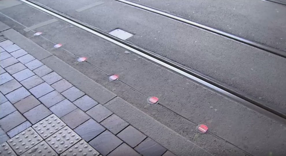 Germania: semafori a terra per pedoni distratti dallo smartphone
