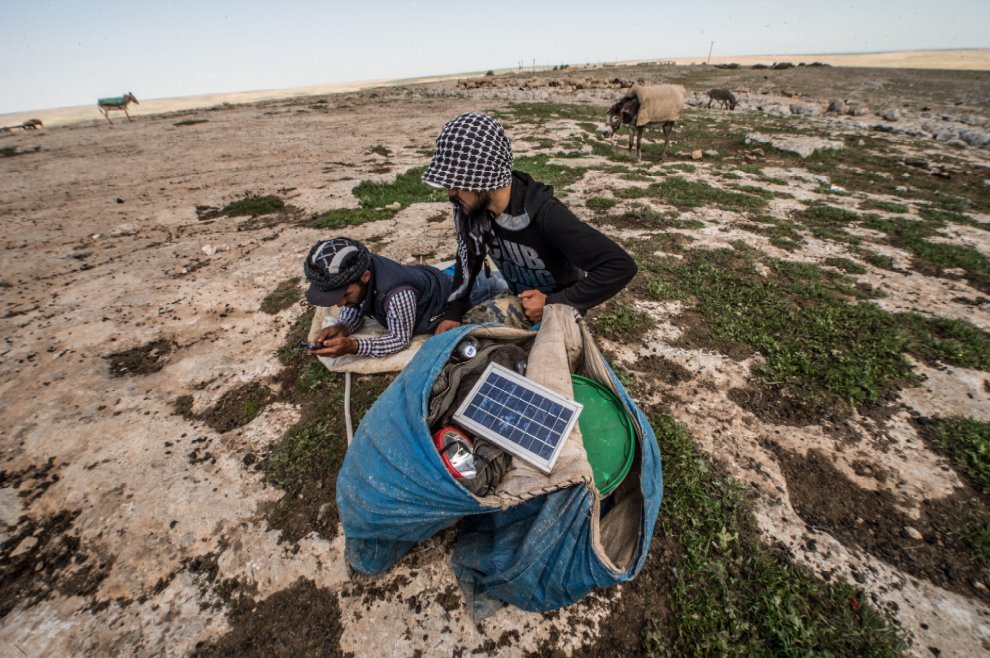 Turchia, pannelli solari sui muli per caricare lo smarphone: i pastori 2.0