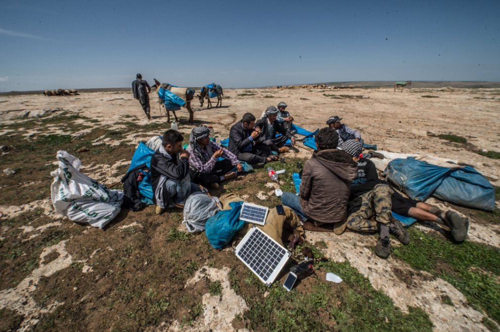 Turchia, pannelli solari sui muli per caricare lo smarphone: i pastori 2.0