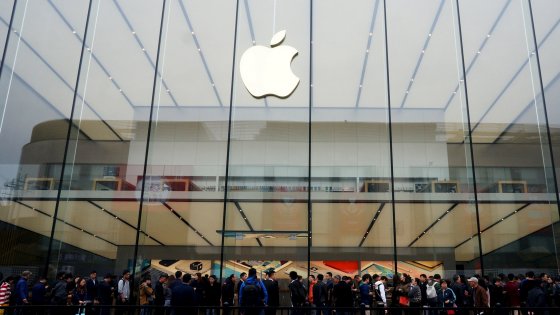 Vendite iPhone in calo ma Apple scommette su app e musica