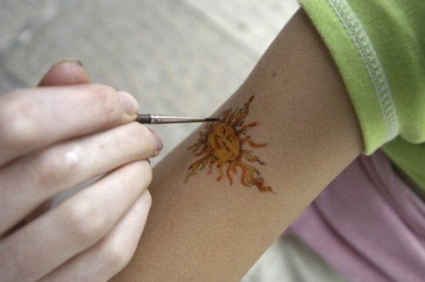 Tatuaggi: l'hennè nasconde una sostanza pericolosa. Si rischiano allergie