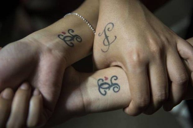 Tatuaggi: l'hennè nasconde una sostanza pericolosa. Si rischiano allergie