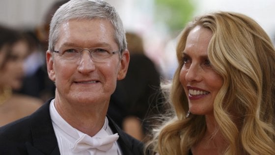 Tim Cook con Laureen Powell Jobs