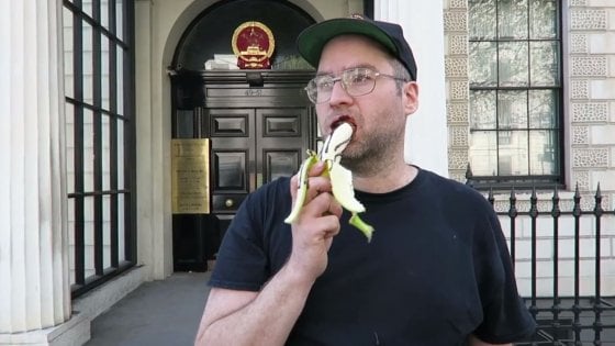In Cina è vietato mangiare "eroticamente" una banana nelle dirette streaming