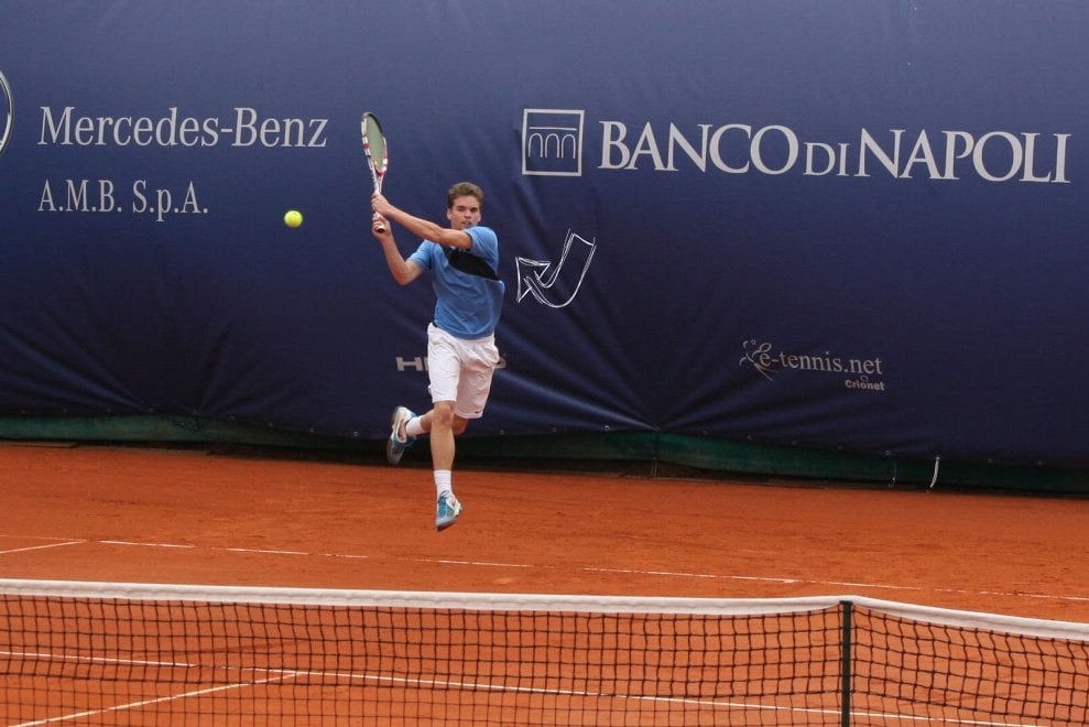 Il tennis non fa male alla schiena: gli esercizi da fare e i movimenti più a rischio