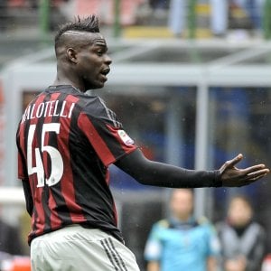 Lazio, per la panchina c'è anche Maran. Raiola propone Balotelli