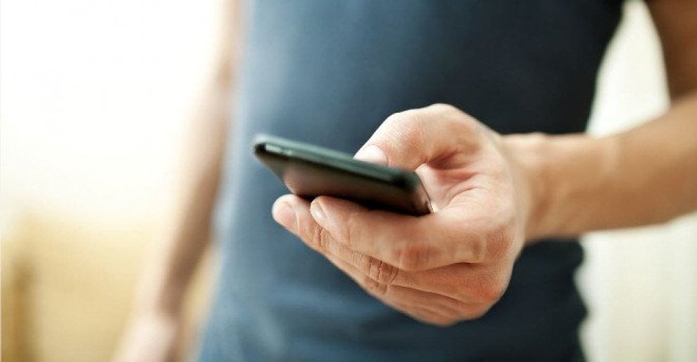 Smartphone a scuola presto consentiti, Faraone: "Il divieto di usarli è fuori dal tempo"