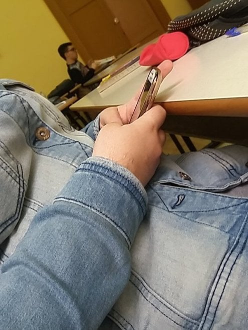 Smartphone a scuola presto consentiti, Faraone: "Il divieto di usarli è fuori dal tempo"