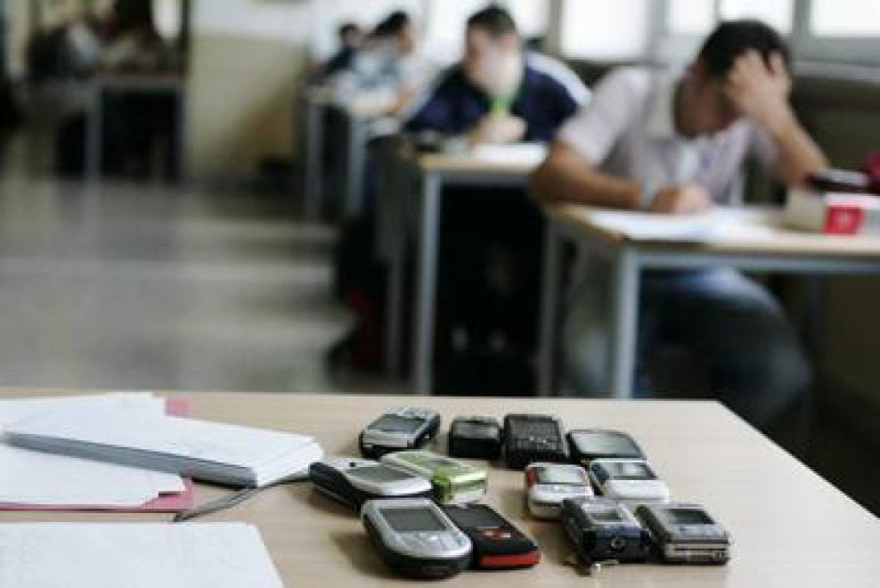 Smartphone a scuola presto consentiti, Faraone: "Il divieto di usarli è fuori dal tempo"