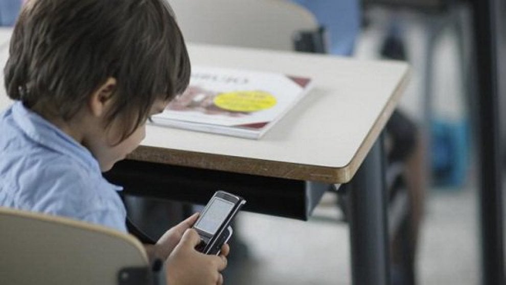Smartphone a scuola presto consentiti, Faraone: "Il divieto di usarli è fuori dal tempo"
