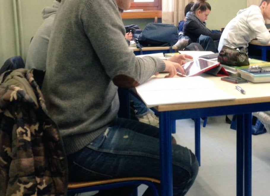 Smartphone a scuola presto consentiti, Faraone: "Il divieto di usarli è fuori dal tempo"