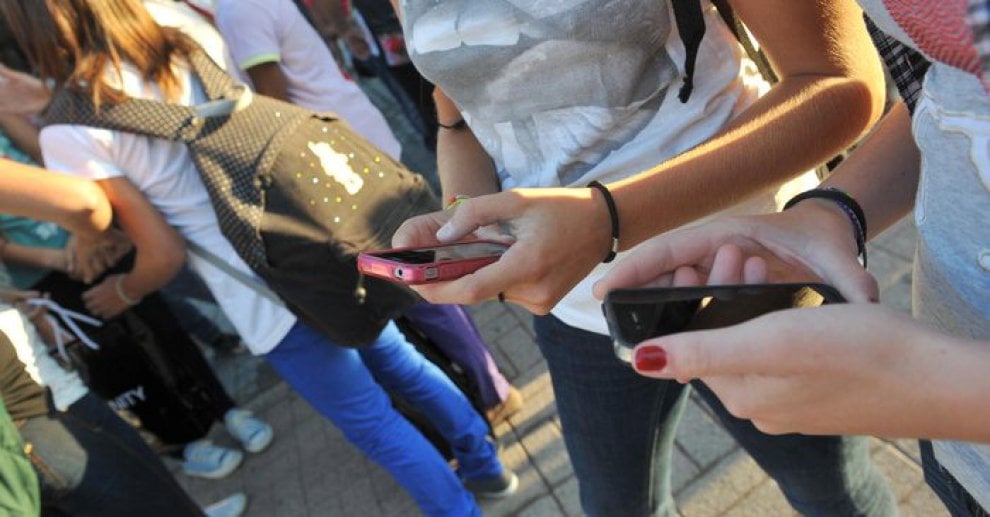 Smartphone a scuola presto consentiti, Faraone: "Il divieto di usarli è fuori dal tempo"