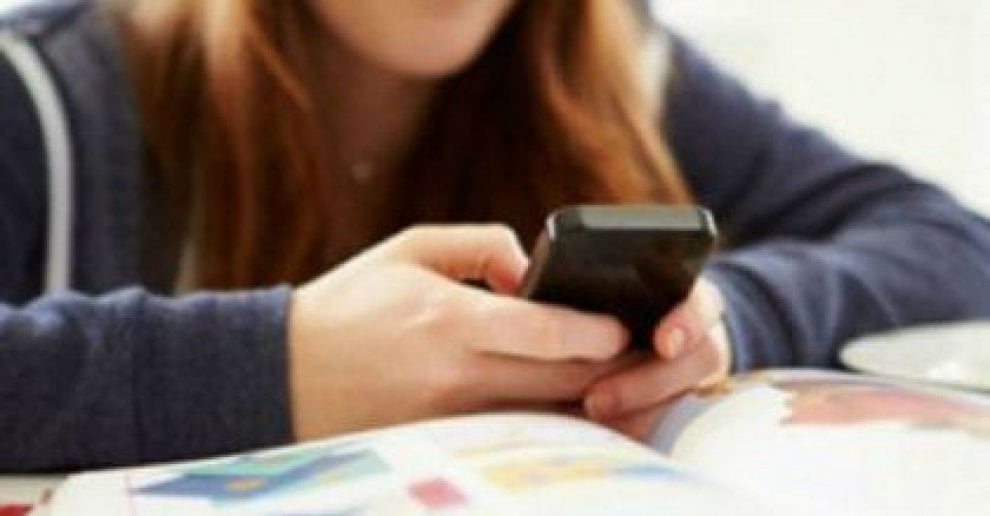 Smartphone a scuola presto consentiti, Faraone: "Il divieto di usarli è fuori dal tempo"