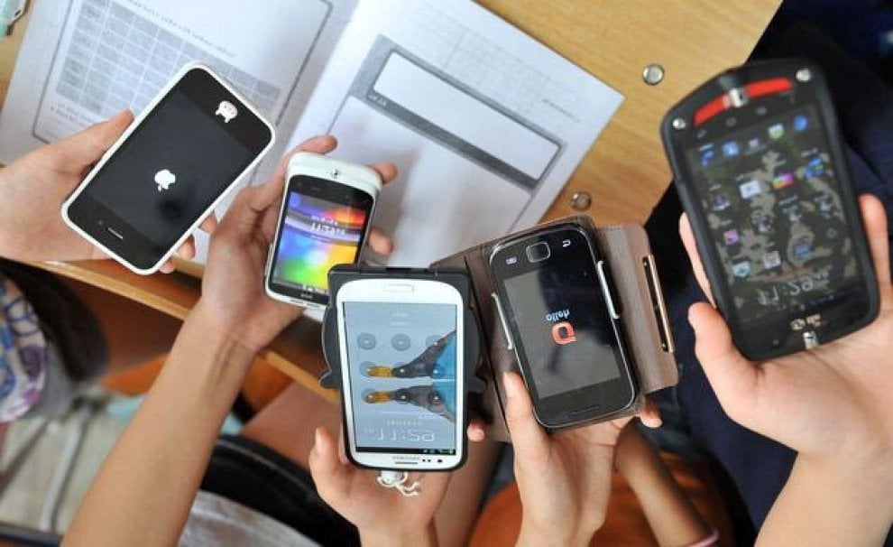 Smartphone a scuola presto consentiti, Faraone: "Il divieto di usarli è fuori dal tempo"