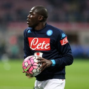 Napoli, Koulibaly prova a correggere il tiro. Ma i tifosi lo bocciano