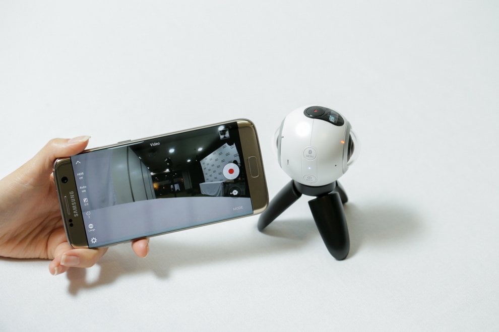Samsung Gear 360, una videocamera da realtà virtuale