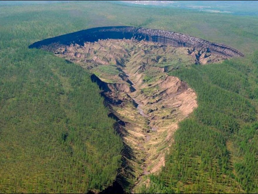 Siberia, ecco 'la porta per l'inferno': una gigantesca voragine causata dal riscaldamento globale