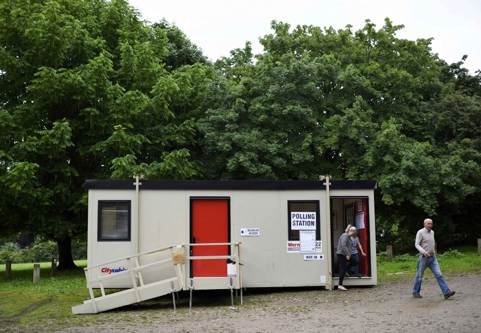 Избирательные участки в англии. Пункт выборов. Polling station. Poll station. Poll station.