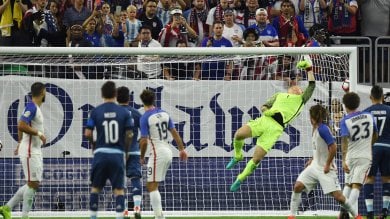 Ronaldo vs Messi: sfida di prodezze a 8000 km di distanza