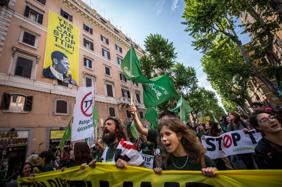 Greenpeace Italia, 30 anni di battaglie per un mondo migliore 