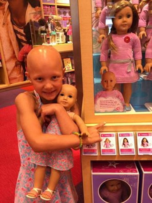 Usa, la gioia della mamma per la bambola senza capelli: "Mia figlia con l'alopecia non si sente più diversa"