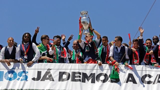 Portogallo, accoglienza da eroi per i campioni d'Europa. Ronaldo: "Siamo nella storia"