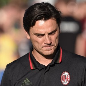 Milan a nudo: in tournèe ma senza la divisa sociale