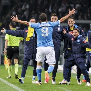 Napoli, Higuain diventa un traditore. Da Icardi a Tolisso, De Laurentiis pronto a reagire