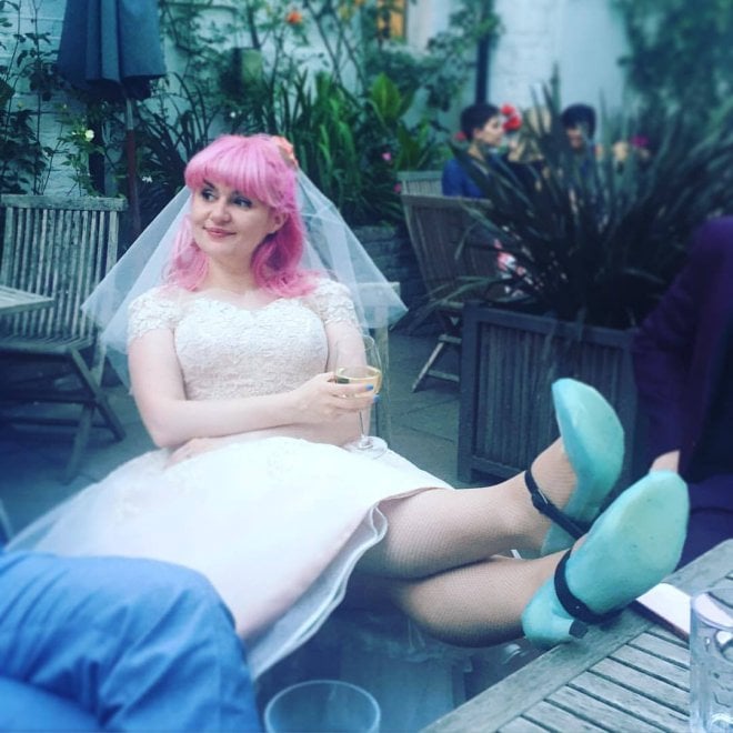 Twitter, si innamora di un account e sposa l'uomo dei suoi sogni 