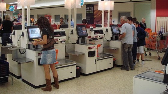 Casse self service: quando la tecnologia fa l'uomo ladro