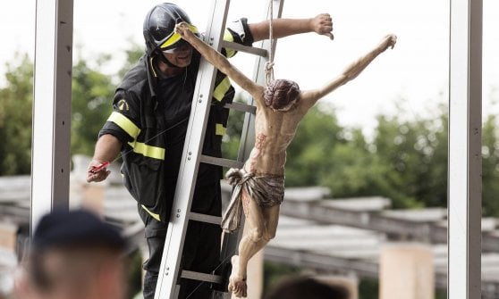 Terremoto, Procura sequestra edifici crollati: "Cerchiamo documenti sotto le macerie"