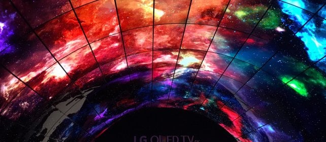 Video  Un tunnel di tv  ha stupito Berlino    Lenovo strizza l'occhio  agli artisti   Foto    Sorpresa Yoga Book , quaderno 2.0   Video