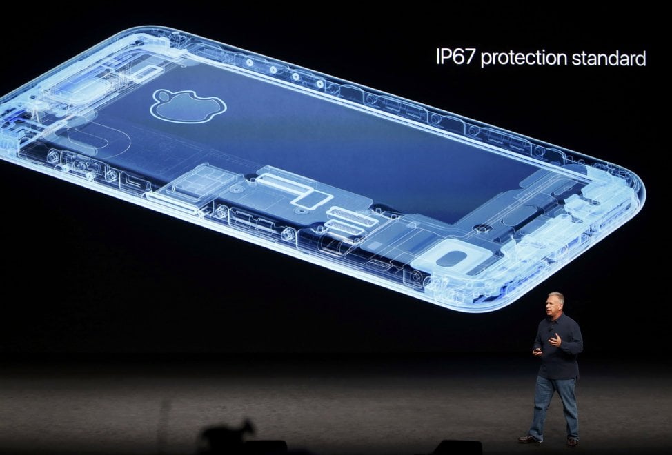 Apple, ecco l'iPhone 7: resiste all'acqua e fotografa in modo 'perfetto'