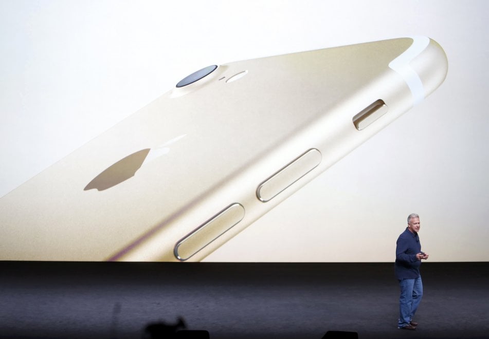 Apple, ecco l'iPhone 7: resiste all'acqua e fotografa in modo 'perfetto'