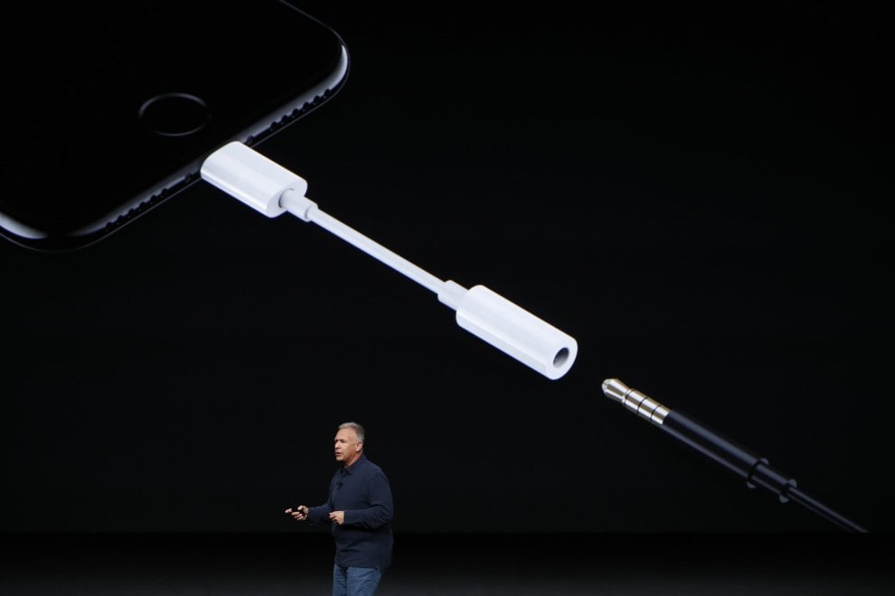 Apple, ecco l'iPhone 7: resiste all'acqua e fotografa in modo 'perfetto'
