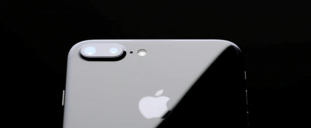 Apple, ecco l'iPhone 7: resiste all'acqua e fotografa in modo 'perfetto'
