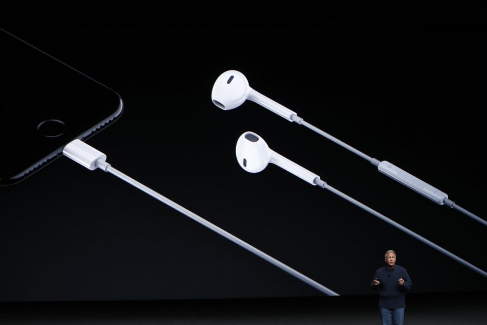 Apple, ecco l'iPhone 7: resiste all'acqua e fotografa in modo 'perfetto'