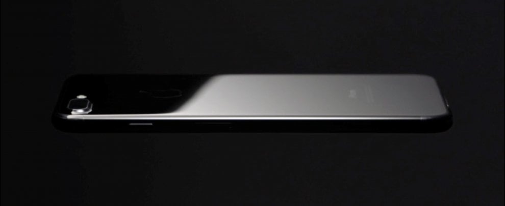Apple, ecco l'iPhone 7: resiste all'acqua e fotografa in modo 'perfetto'