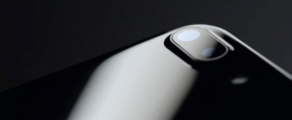 Apple, ecco l'iPhone 7: resiste all'acqua e fotografa in modo 'perfetto'