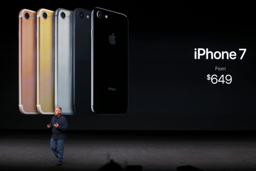 Apple, ecco l'iPhone 7: resiste all'acqua e fotografa in modo 'perfetto'