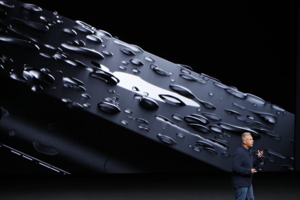 Apple, ecco l'iPhone 7: resiste all'acqua e fotografa in modo 'perfetto'