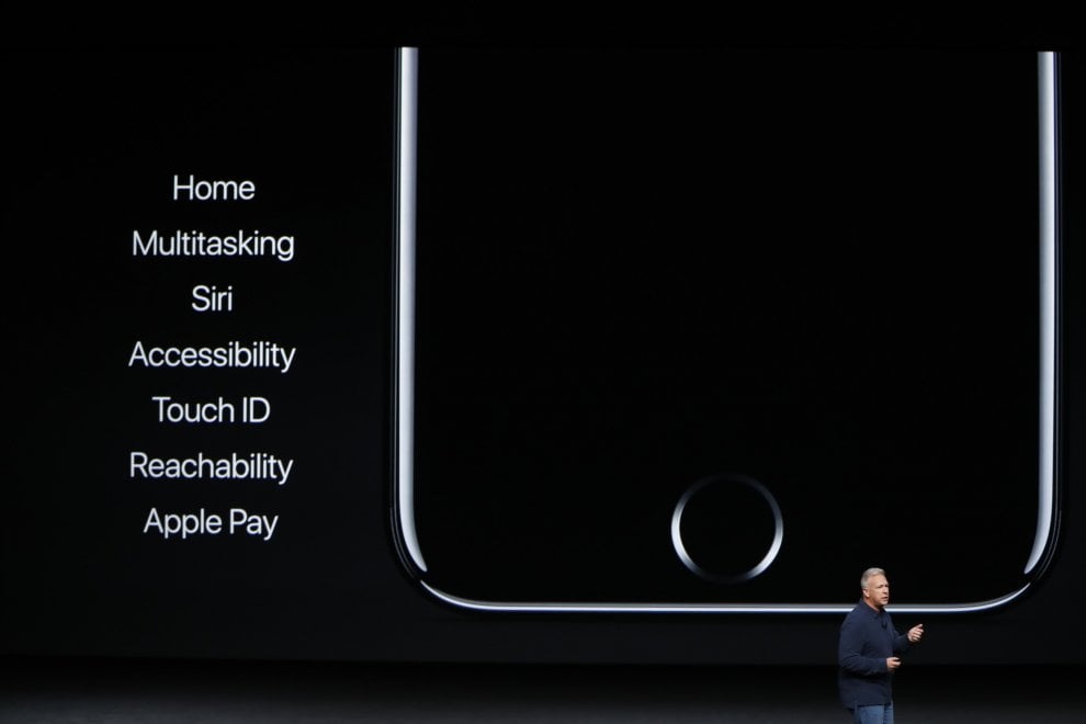 Apple, ecco l'iPhone 7: resiste all'acqua e fotografa in modo 'perfetto'