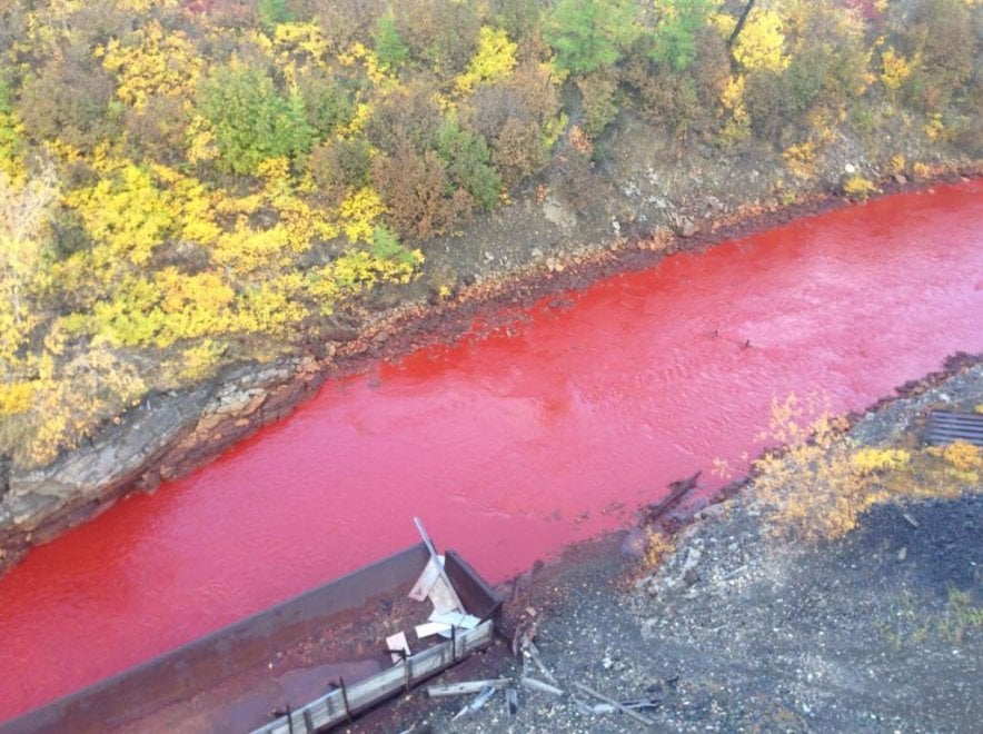 Russia, mistero sul fiume che cambia colore: il Daldykan diventa rosso